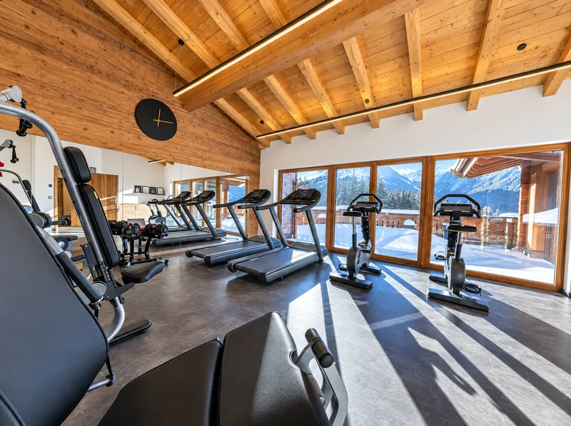 Der Fitnessraum mit Laufbändern und Rädern vor der Fensterfront